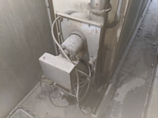 2.オイルバーナ（1号機）修理<br>設置状況（ブース後方左側）