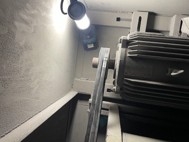 給気ファンＶベルト：交換する