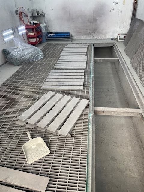 ピット内1：ミスト除去作業する
