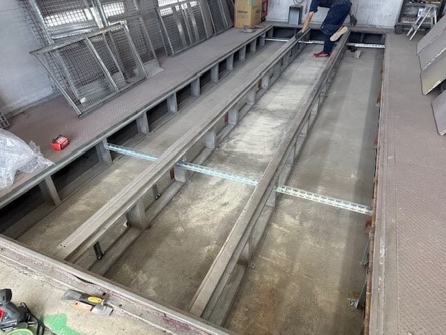 ピット内堆積ミスト：除去作業する ピット架台：アングルで補強する