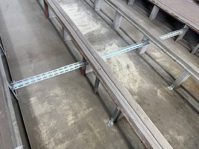 ピット内堆積ミスト：除去作業する ピット架台：アングルで補強する