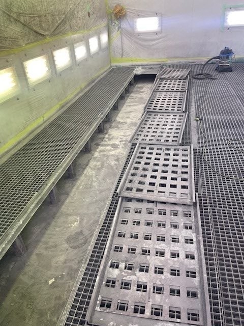 床ピット内 清掃する